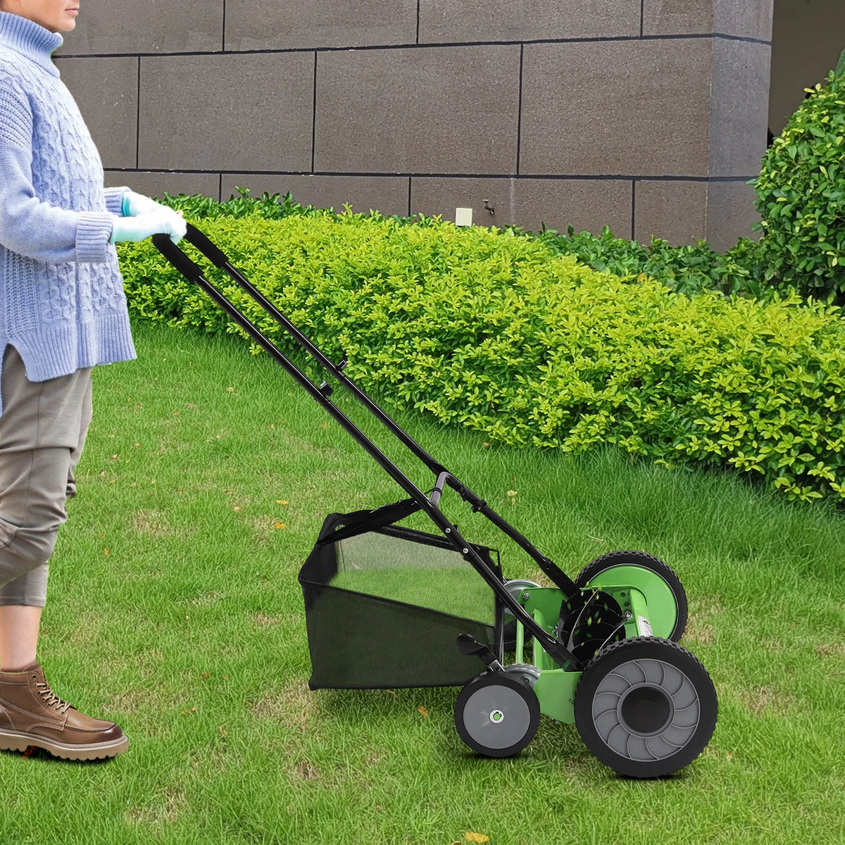 Manual Push Reel Lawn Mower With Integrated Grass Catcher